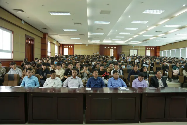 Trường Cao đẳng Truyền hình quyên góp ủng hộ đồng bào miền Trung - Ảnh 1.