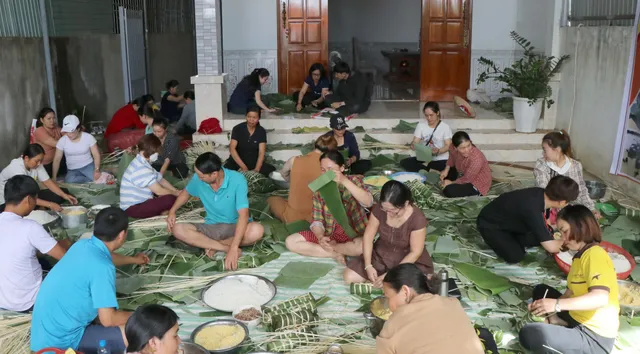 vna_potal_nguoi_dan_kon_tum_huong_ve_mien_trung_ruot_thit_235657266_5087124 vna_potal_nguoi_dan_kon_tum_huong_ve_mien_trung_ruot_thit_235657266_5087124