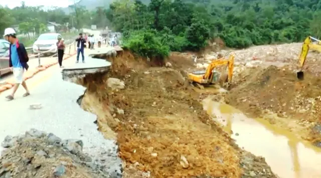 Khẩn trương khắc phục giao thông vùng núi Quảng Trị trước bão số 8 - Ảnh 1.