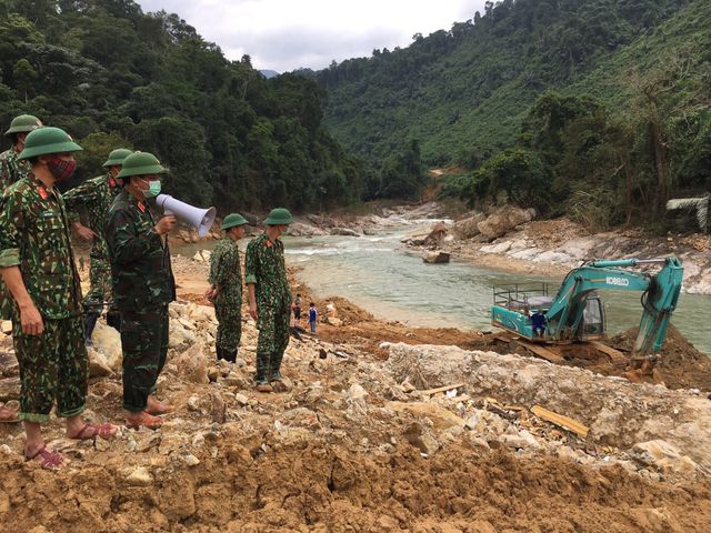 Vụ sạt lở tại Thủy điện Rào Trăng 3: Còn 12 nạn nhân vẫn đang mất tích - Ảnh 1.