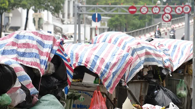 Nội thành Hà Nội lại ngập rác thải, bốc mùi 3 ngày chưa ai mang đi - Ảnh 3.