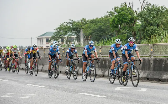 Lê Nguyệt Minh xuất sắc giữ áo xanh, Loic Desriac bảo vệ áo vàng sau 4 chặng đua - Ảnh 1.