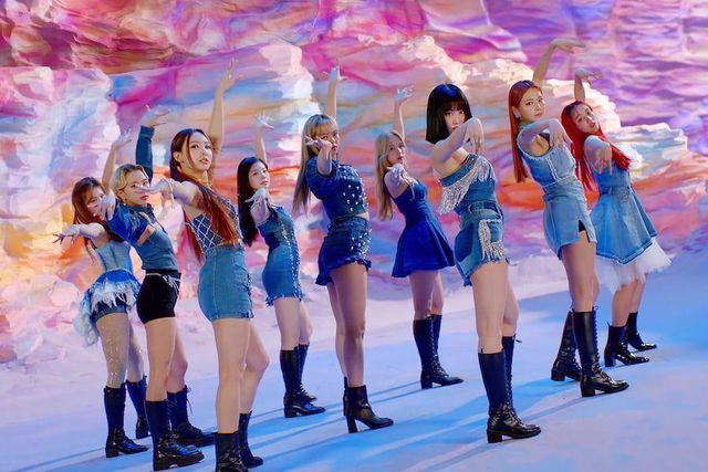 TWICE biến hóa đa sắc màu trong MV mới - Ảnh 2.