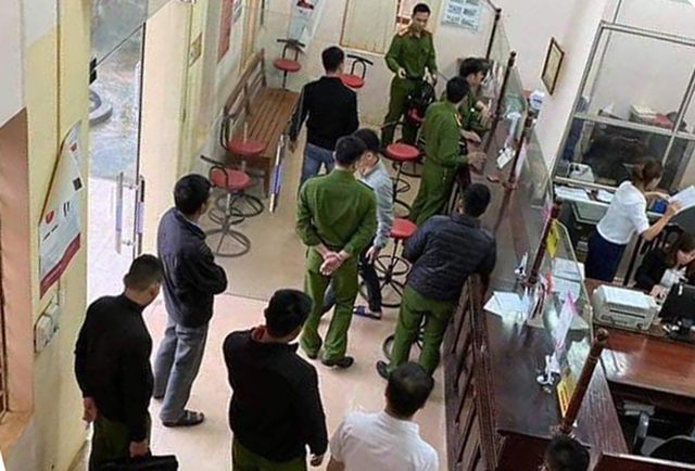 Đối tượng mang súng ngắn đi cướp ngân hàng bị bắt tại Hà Nội - Ảnh 1.