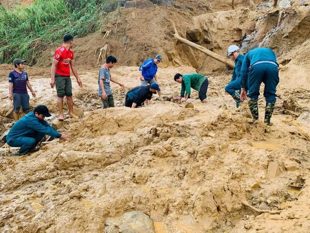 Thêm vụ sạt lở núi thứ 3 ở Quảng Nam, 11 người bị vùi lấp - Ảnh 1.