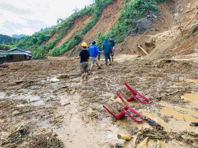 Thêm vụ sạt lở núi thứ 3 ở Quảng Nam, 11 người bị vùi lấp - Ảnh 2.