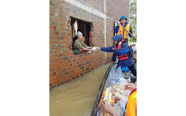 
Medical staff from Le Thuy district’s medical station provide water treatment tablets for local people as the floods begin to recede in Quang Bing Province. (Photo: NDO/Huong Gian)

