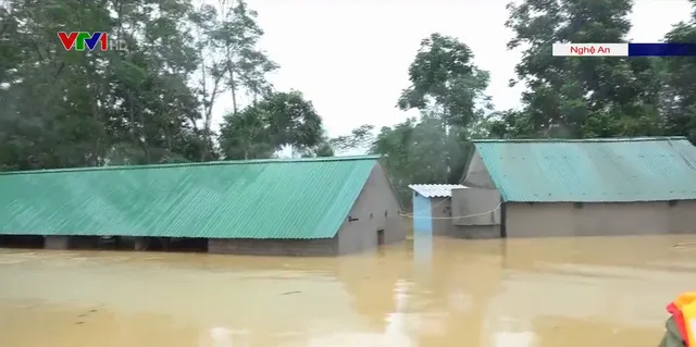 Mưa lớn nhấn chìm hàng trăm ngôi nhà tại Nghệ An - Ảnh 1.