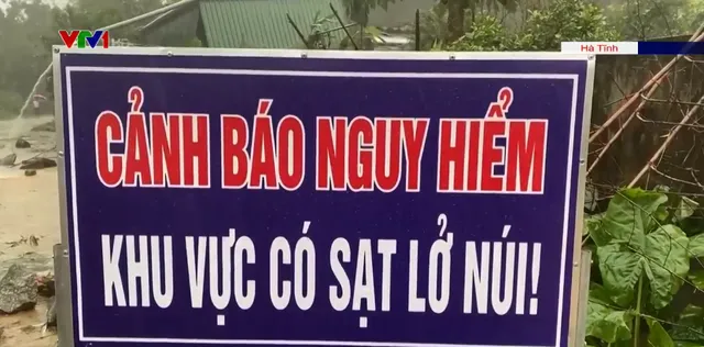 Người dân Hà Tĩnh căng mình ứng phó với mưa lũ trong đêm - Ảnh 1.