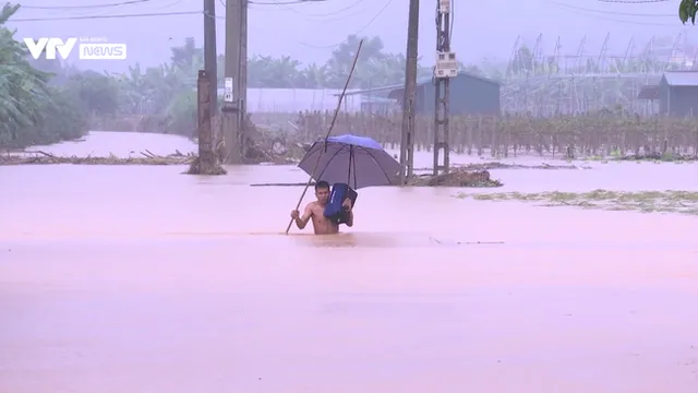 Nước lũ lên cao, Lào Cai sẵn sàng sơ tán người dân ra khỏi khu vực nguy hiểm - Ảnh 1.