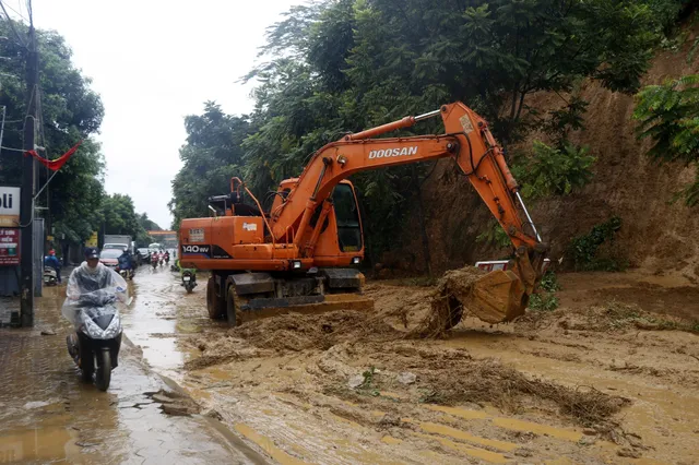 Nước lũ lên cao, Lào Cai sẵn sàng sơ tán người dân ra khỏi khu vực nguy hiểm - Ảnh 10.