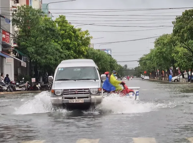 Quảng Nam: Mưa lớn gây ngập nhiều tuyến đường ở Tam Kỳ, Phú Ninh - Ảnh 1.