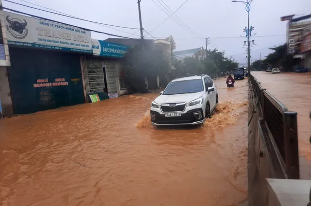 Lũ lớn gây ngập diện rộng ở Quảng Trị, 1 người chết, 8 người mất tích - Ảnh 7.