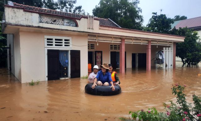 Lũ lớn gây ngập diện rộng ở Quảng Trị, 1 người chết, 8 người mất tích - Ảnh 6.