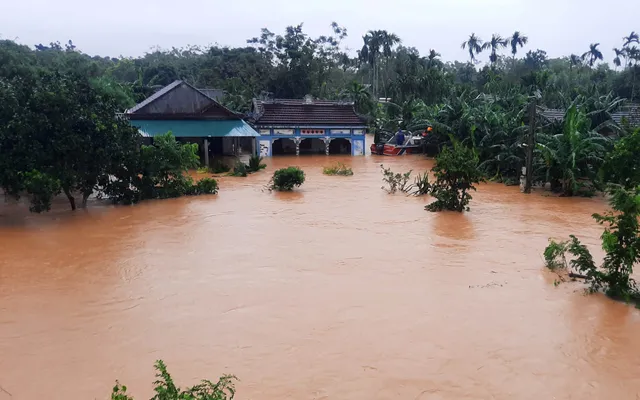 MTTQ Việt Nam ủng hộ 5 tỷ đồng và 10 căn nhà cho người dân bị lũ lụt ở Quảng Trị - Ảnh 4.