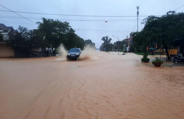 Lũ lớn gây ngập diện rộng ở Quảng Trị, 1 người chết, 8 người mất tích - Ảnh 5.