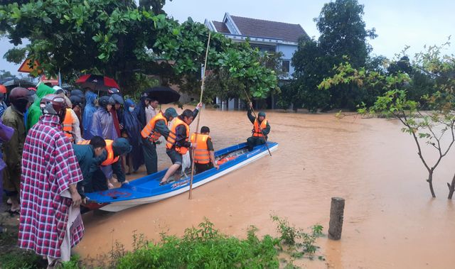 MTTQ Việt Nam ủng hộ 5 tỷ đồng và 10 căn nhà cho người dân bị lũ lụt ở Quảng Trị - Ảnh 5.