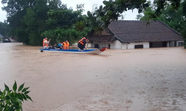 Lũ lớn gây ngập diện rộng ở Quảng Trị, 1 người chết, 8 người mất tích - Ảnh 3.