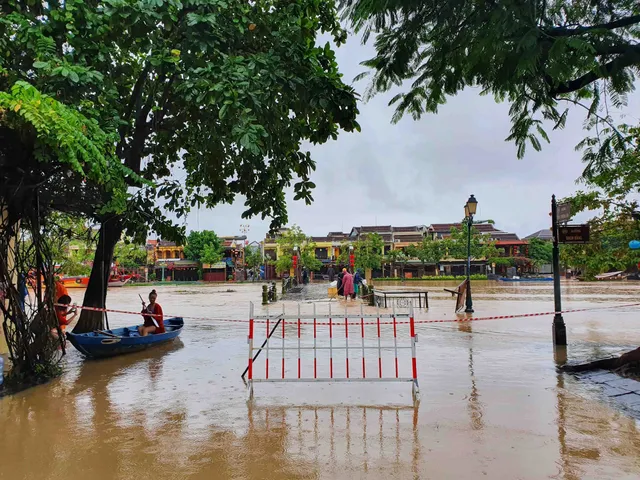 Quảng Nam kêu gọi người dân di dời đến nơi an toàn tránh mưa lũ - Ảnh 3.