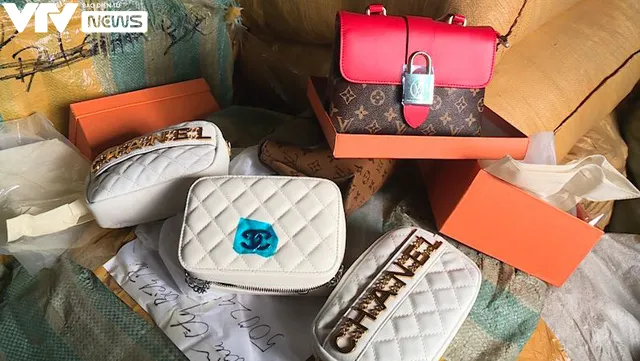 Chiêu trò mới đưa hàng hiệu fake Chanel, LV, Gucci... vào Việt Nam - Ảnh 1.