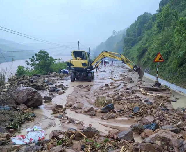 Huế di dời khẩn cấp người dân ra khỏi vùng ngập sâu nguy hiểm - Ảnh 9.