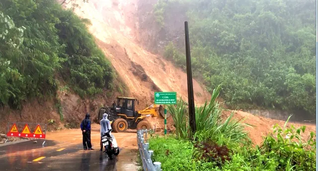 Mưa lớn vẫn tiếp diễn, miền Trung đối mặt nguy cơ lũ chồng lũ - Ảnh 2.