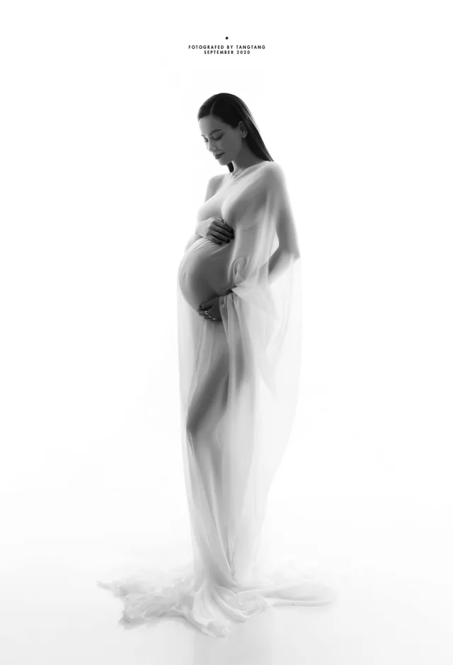 Hồ Ngọc Hà chính thức khoe bụng bầu, làm phim về hành trình mang thai - Ảnh 2.