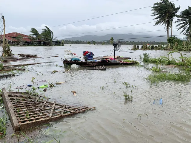 Philippines sơ tán gần 1 triệu dân tránh cơn bão mạnh nhất thế giới Goni - Ảnh 2.