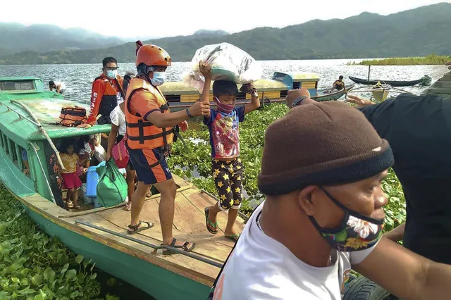 Siêu bão Goni đổ bộ Philippines mang theo gió mạnh dữ dội và mưa cực lớn, gây lở đất - Ảnh 2.