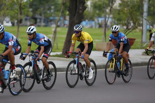 Giải xe đạp VTV Cúp Tôn Hoa Sen 2020: Lê Nguyệt Minh giành chiến thắng chặng 8 - Ảnh 1.