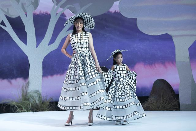 Hà Kiều Anh, Vy Oanh, Thúy Diễm đưa con lên sàn catwalk - Ảnh 6.