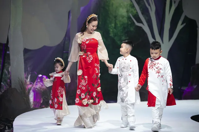 Hà Kiều Anh, Vy Oanh, Thúy Diễm đưa con lên sàn catwalk - Ảnh 4.