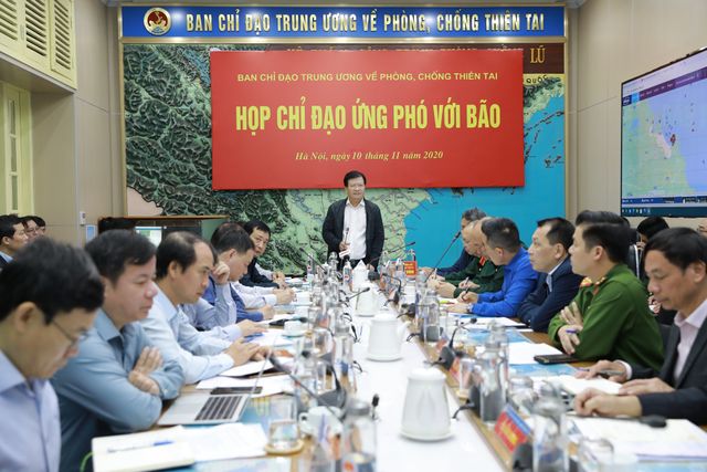 Thần tốc khắc phục hậu quả mưa bão đợt vừa qua, ứng phó với bão số 12 và 13 - Ảnh 1.