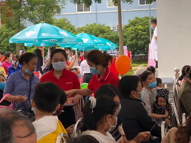 Trái tim cho em tầm soát bệnh tim bẩm sinh cho 1.800 em nhỏ - Ảnh 9. Trái tim cho em tầm soát bệnh tim bẩm sinh cho 1.800 em nhỏ - Ảnh 9.