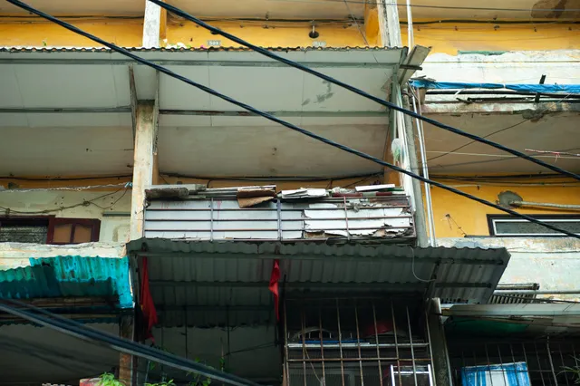Hà Nội: Di dời hộ dân ra khỏi các nhà chung cư cũ nguy hiểm - Ảnh 12. Hà Nội: Di dời hộ dân ra khỏi các nhà chung cư cũ nguy hiểm - Ảnh 12.
