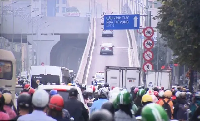 Ngã Tư Sở vẫn hoàn... khổ sau vài ngày thông xe vành đai 2 trên cao - Ảnh 1. Ngã Tư Sở vẫn hoàn... khổ sau vài ngày thông xe vành đai 2 trên cao - Ảnh 1.