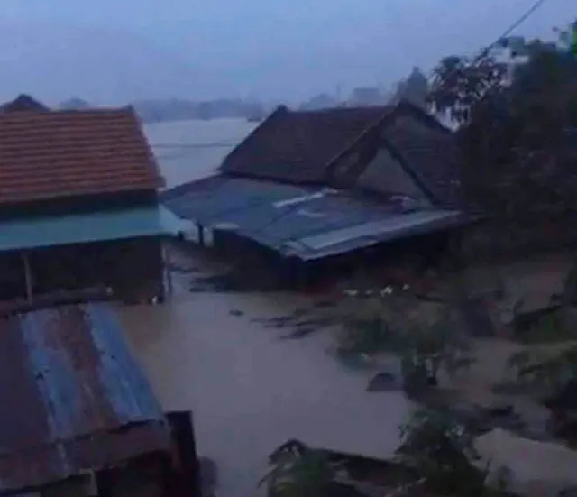 6.000 hộ dân phải sơ tán do lũ tại Phú Yên - Ảnh 2. 6.000 hộ dân phải sơ tán do lũ tại Phú Yên - Ảnh 2.