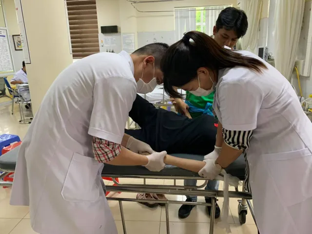 Nô đùa sau khi ăn, bé 6 tuổi bị xiên que đâm xuyên cẳng tay - Ảnh 1. Nô đùa sau khi ăn, bé 6 tuổi bị xiên que đâm xuyên cẳng tay - Ảnh 1.
