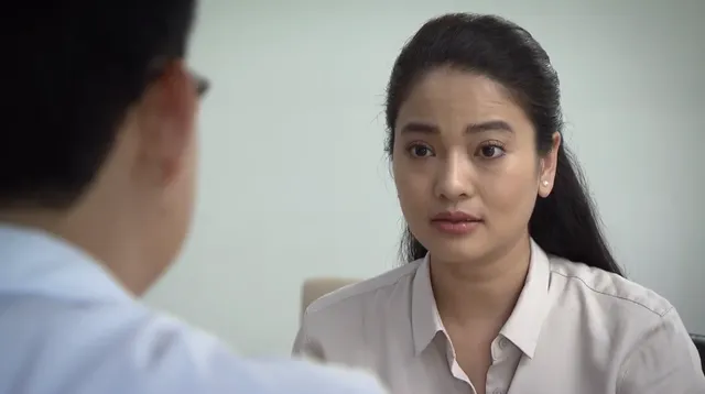 Lửa ấm - Tập 30: Thủy được bác sĩ điển trai săn đón ở bệnh viện mới - Ảnh 2. Lửa ấm - Tập 30: Thủy được bác sĩ điển trai săn đón ở bệnh viện mới - Ảnh 2.