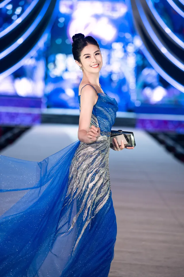 Thụy Vân khoe dáng nóng bỏng bên dàn Hoa hậu, Á hậu - Ảnh 4. Thụy Vân khoe dáng nóng bỏng bên dàn Hoa hậu, Á hậu - Ảnh 4.