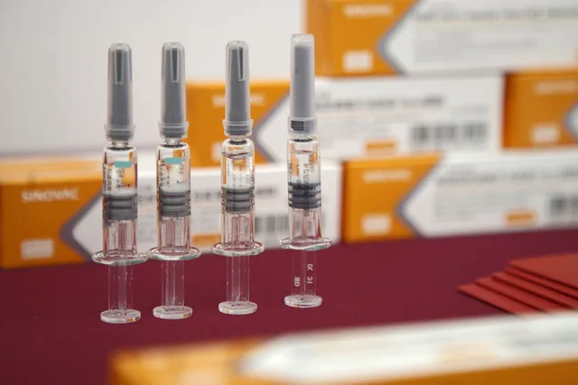 Hãng dược Trung Quốc phản ứng sau khi Brazil ngừng thử vaccine COVID-19 - Ảnh 1.