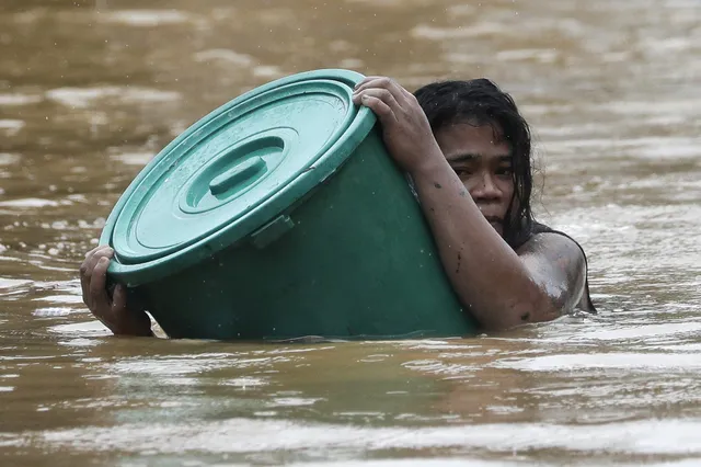 Nhiều vùng tại Philippines vẫn ngập sâu dù bão Vamco đã tan - Ảnh 1.