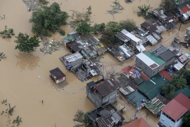 Nhiều vùng tại Philippines vẫn ngập sâu dù bão Vamco đã tan - Ảnh 2.