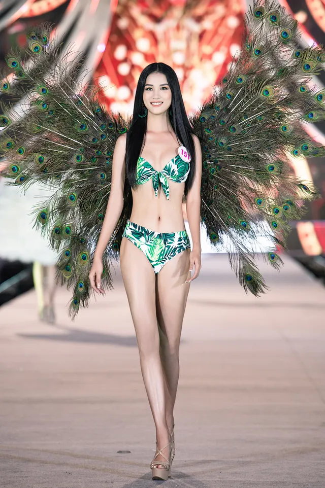 Thí sinh Hoa hậu Việt Nam 2020 trình diễn bikini bốc lửa - Ảnh 4. Thí sinh Hoa hậu Việt Nam 2020 trình diễn bikini bốc lửa - Ảnh 4.
