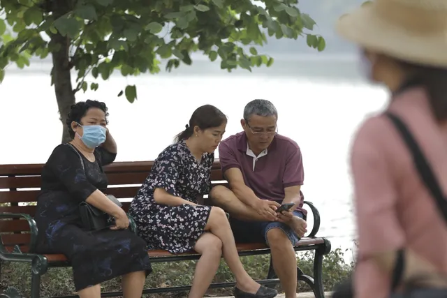 Hà Nội: Đa số người dân vẫn chủ quan, không đeo khẩu trang - Ảnh 7.