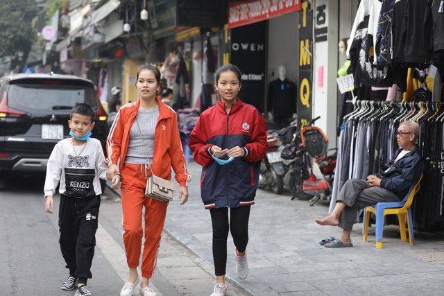 Hà Nội: Đa số người dân vẫn chủ quan, không đeo khẩu trang - Ảnh 4.