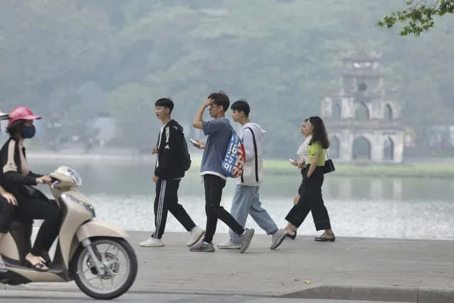 Hà Nội: Đa số người dân vẫn chủ quan, không đeo khẩu trang - Ảnh 2.
