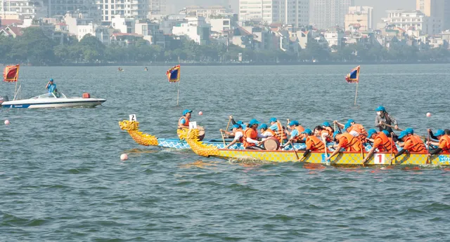 Hơn 500 vận động viên sôi nổi so tài tại Lễ hội Bơi chải Thuyền rồng Hà Nội 2020 - Ảnh 10. Hơn 500 vận động viên sôi nổi so tài tại Lễ hội Bơi chải Thuyền rồng Hà Nội 2020 - Ảnh 10.
