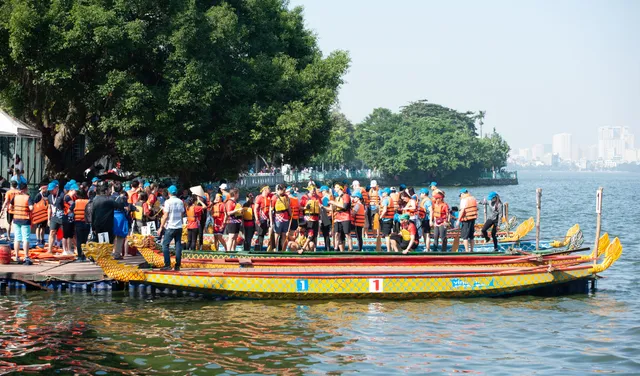Hơn 500 vận động viên sôi nổi so tài tại Lễ hội Bơi chải Thuyền rồng Hà Nội 2020 - Ảnh 7. Hơn 500 vận động viên sôi nổi so tài tại Lễ hội Bơi chải Thuyền rồng Hà Nội 2020 - Ảnh 7.