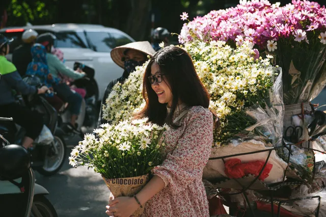 Cúc họa mi ngập tràn phố phường Hà Nội, giá tăng vì khan hàng - Ảnh 4. Cúc họa mi ngập tràn phố phường Hà Nội, giá tăng vì khan hàng - Ảnh 4.